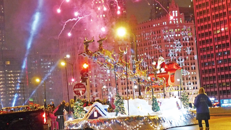 绚丽一英里亮灯游行,圣诞老人的出现下,人们掀起欢乐呼声与掌声。 绚丽一英里亮灯游行,圣诞老人的出现下,人们掀起欢乐呼声与掌声。