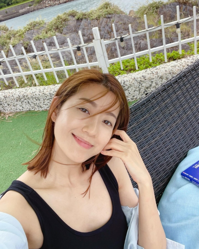 昨日(25日),陈自瑶在IG派福利,贴相骚肩晒心口,她吹吹风、看看书,充满少女味。 昨日(25日),陈自瑶在IG派福利,贴相骚肩晒心口,她吹吹风、看看书,充满少女味。