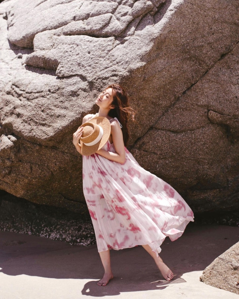 11月11日是陈自瑶和王浩信的结婚13周年,她在IG贴出一辑《喜欢阳光与海的味道》相片,感觉重新一样。 11月11日是陈自瑶和王浩信的结婚13周年,她在IG贴出一辑《喜欢阳光与海的味道》相片,感觉重新一样。