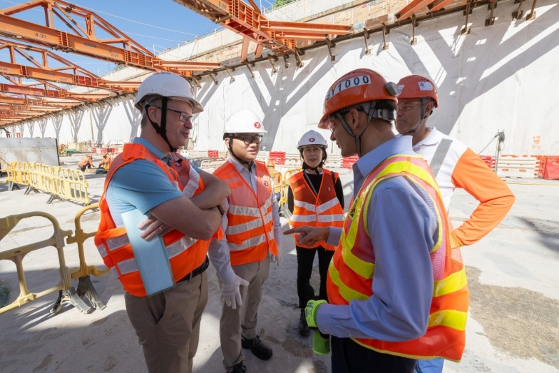 张欣宇(左二) 张欣宇(左二)