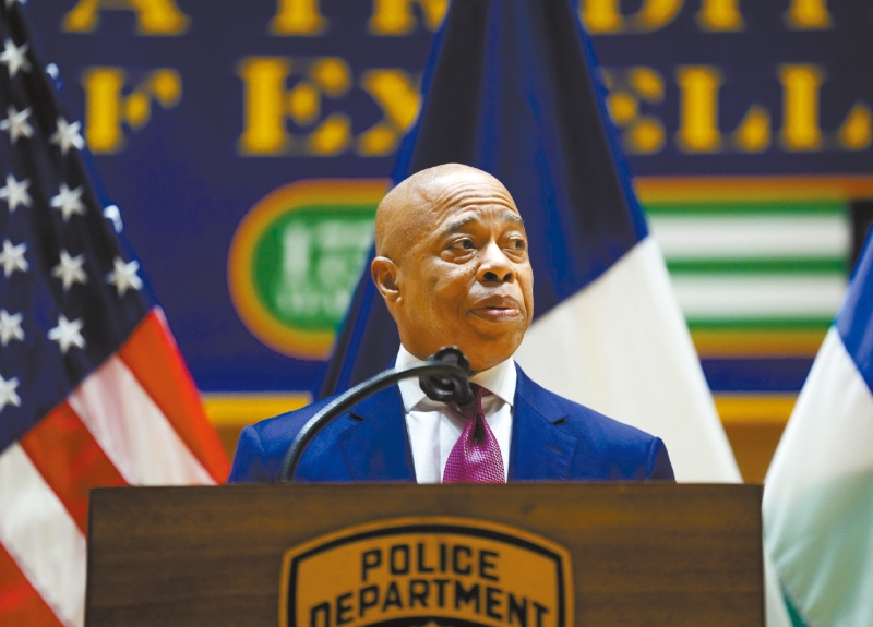 亚当斯。 亚当斯。