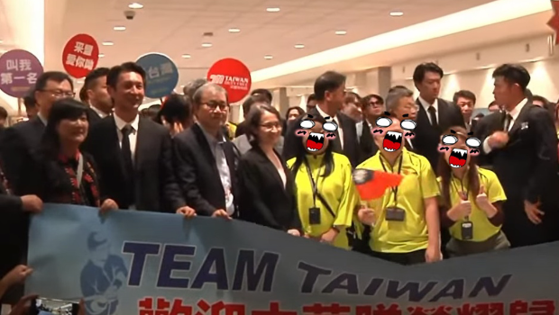 桃园机场接机动线安排遭抱怨,准备大合照时,还出现免税店员工挤进来蹭,混乱场面让网友傻眼。 桃园机场接机动线安排遭抱怨,准备大合照时,还出现免税店员工挤进来蹭,混乱场面让网友傻眼。