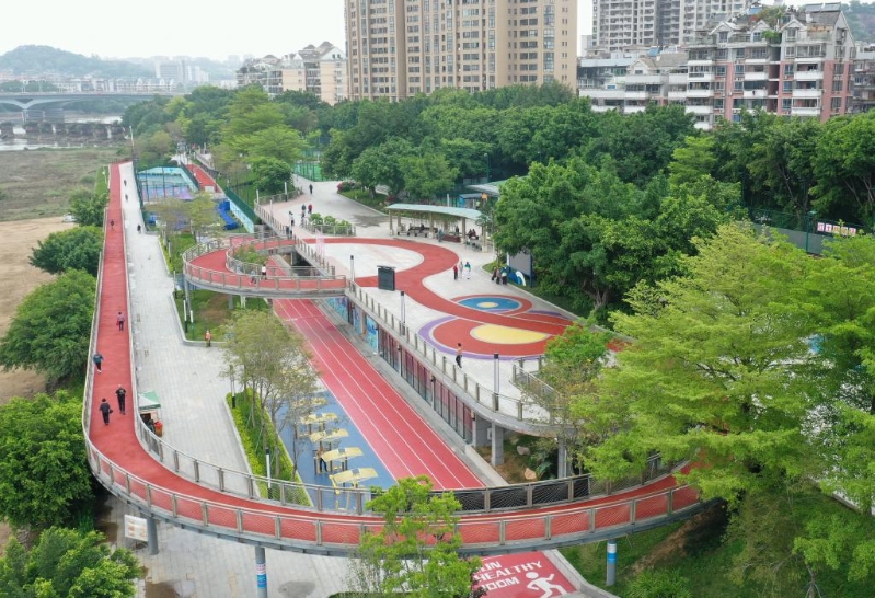 内地多市设立智慧跑道，可实时采集运动数据。