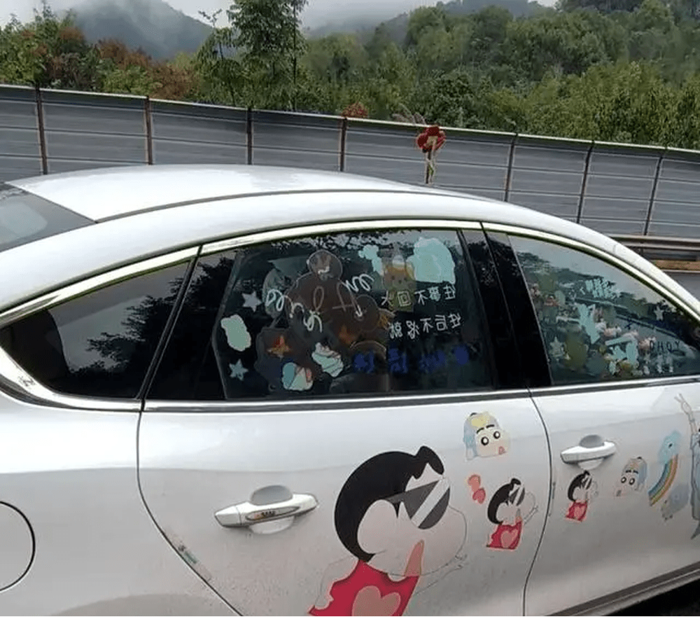 车身贴满卡通贴纸。 车身贴满卡通贴纸。