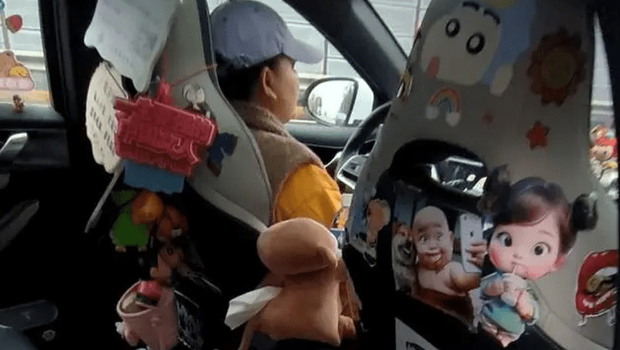 车内放满可爱的公仔、手办、海报、玩具...... 车内放满可爱的公仔、手办、海报、玩具......