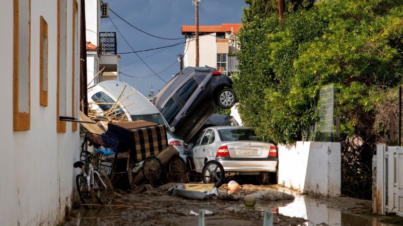 希腊罗德岛受洪水侵袭,汽车堆积如山。 希腊罗德岛受洪水侵袭,汽车堆积如山。