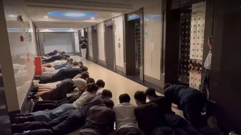 网传影片见,二十多人趴在地上,有指是欢迎公司高层。 网传影片见,二十多人趴在地上,有指是欢迎公司高层。