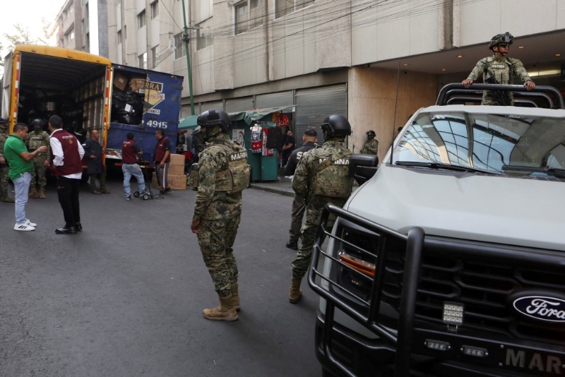 墨西哥海军人员监督检获货物。(路透社) 墨西哥海军人员监督检获货物。(路透社)