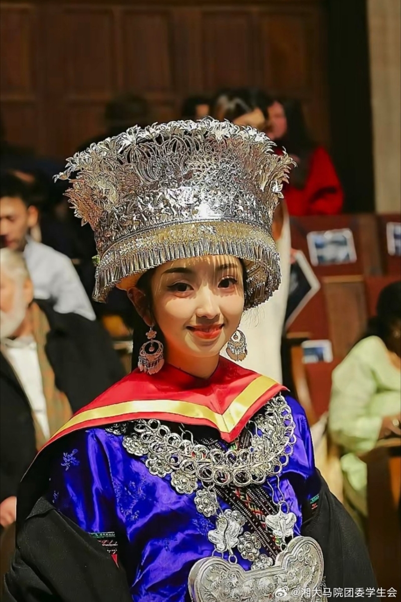 余天羽身穿苗族传统服饰参加毕业典礼。 余天羽身穿苗族传统服饰参加毕业典礼。