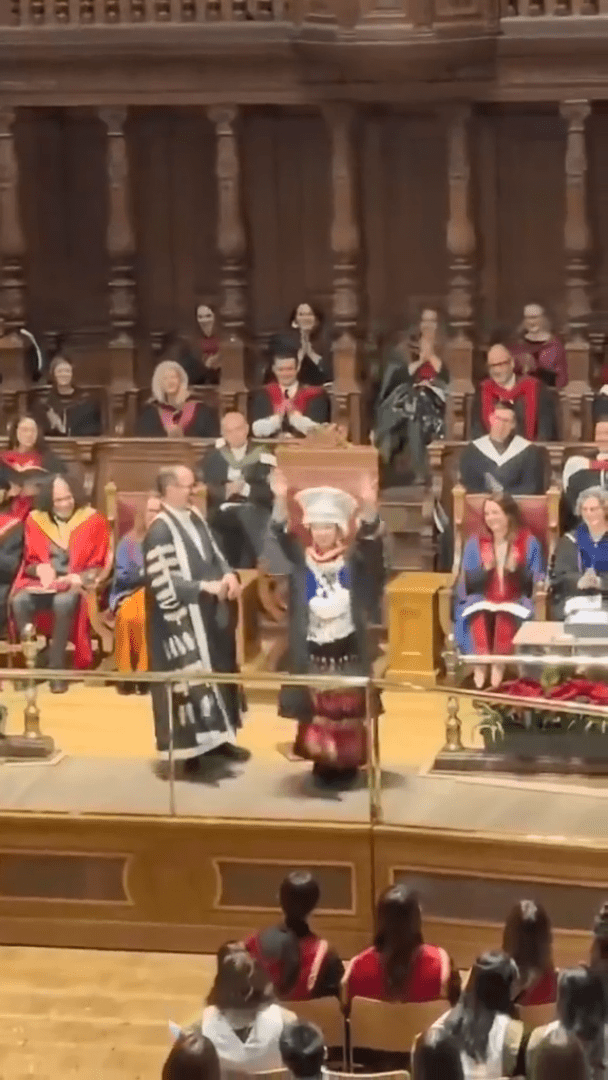 余天羽身穿苗族传统服饰参加毕业典礼 余天羽身穿苗族传统服饰参加毕业典礼