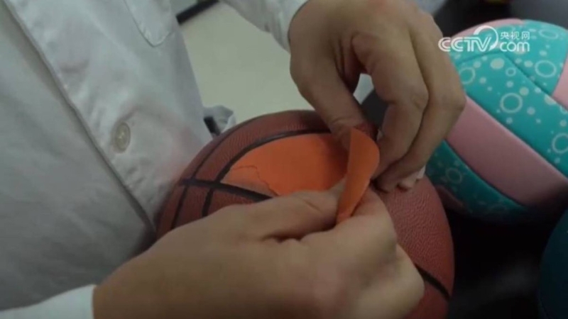 有调查发现许多学生使用的体育用品增塑剂超标严重。 有调查发现许多学生使用的体育用品增塑剂超标严重。