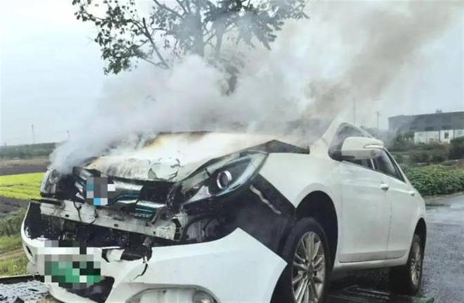 起火冒烟的车辆。 起火冒烟的车辆。