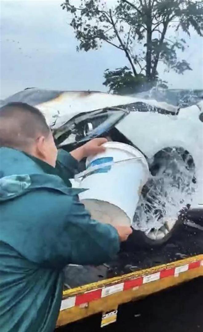 童林松泼水救火。 童林松泼水救火。