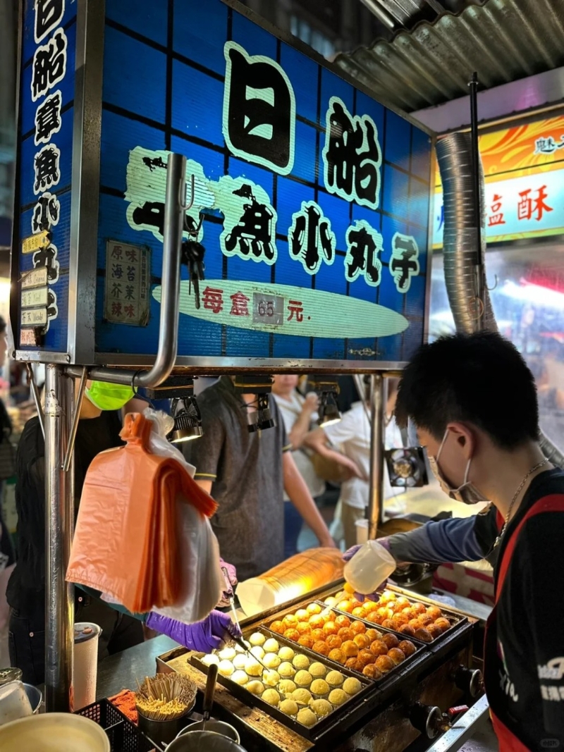 “日船章鱼小丸子”在九十年代中期于台中逢甲夜市起家,其后由内地代理引进香港市场 “日船章鱼小丸子”在九十年代中期于台中逢甲夜市起家,其后由内地代理引进香港市场