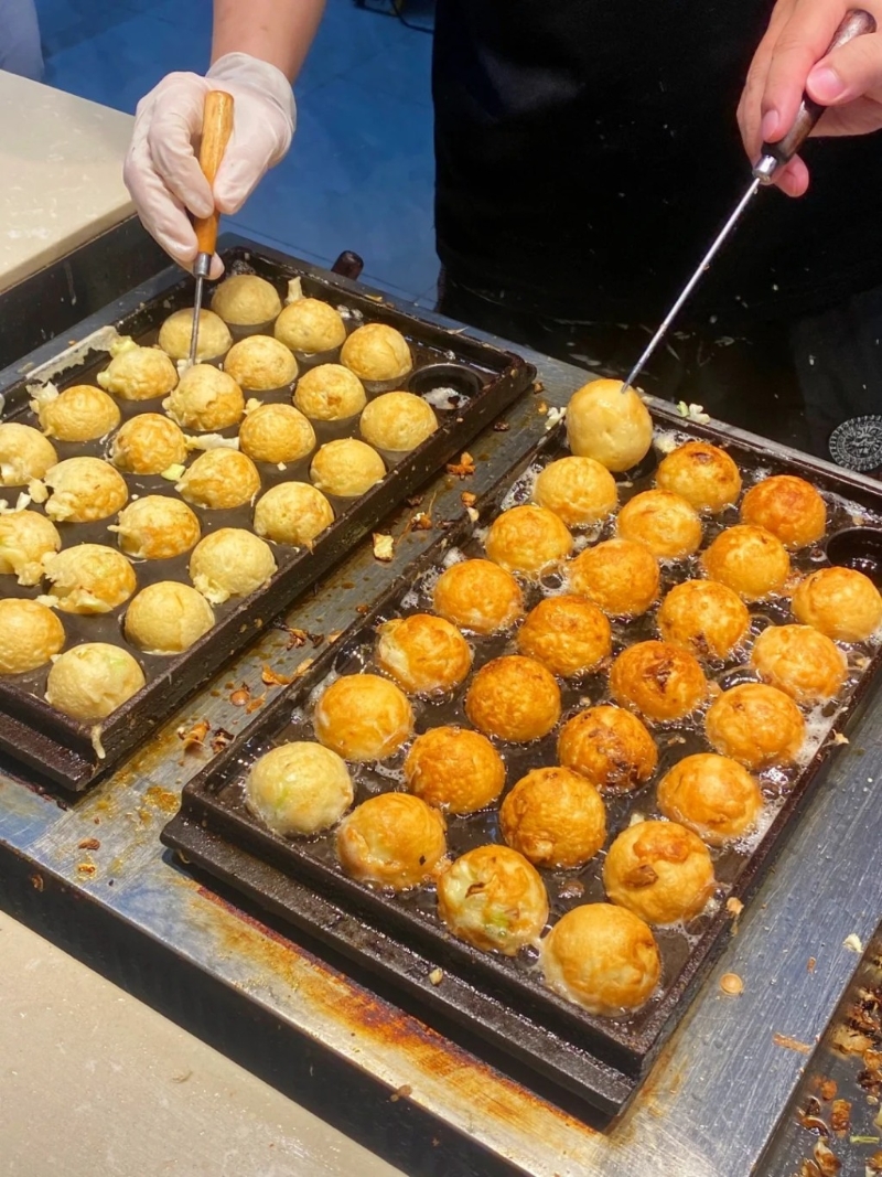 并逐步扩展至内地、美国等地,成为全球知名的章鱼小丸子品牌之一,至今拥有逾210间门市 并逐步扩展至内地、美国等地,成为全球知名的章鱼小丸子品牌之一,至今拥有逾210间门市