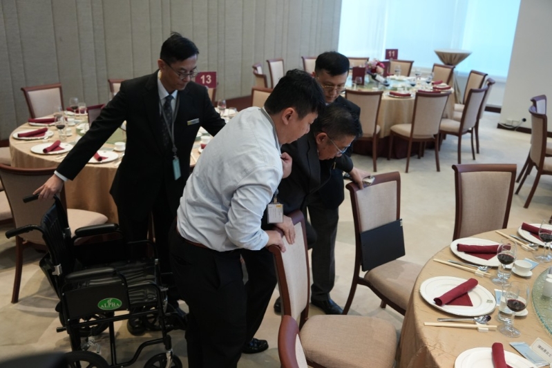 苏长荣被职员搀扶入座。 苏长荣被职员搀扶入座。