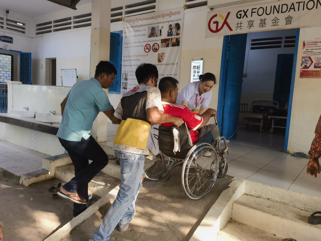 在波罗勉项目点,有些病人因失明而行动不便,需要轮椅代步 在波罗勉项目点,有些病人因失明而行动不便,需要轮椅代步