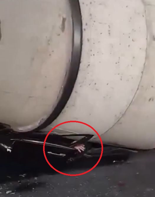 安徽私家车被压成“车饼”1 安徽私家车被压成“车饼”1