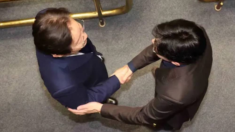 南韩国会投票解除戒严后,韩国朝野两大政党党魁在现场握手。 李在明(左)、韩东勋(右)。 中国新闻网截图 南韩国会投票解除戒严后,韩国朝野两大政党党魁在现场握手。 李在明(左)、韩东勋(右)。 中国新闻网截图