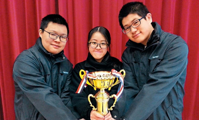 校队在香港中学英文辩论比赛勇夺「七年冠」。 校队在香港中学英文辩论比赛勇夺「七年冠」。