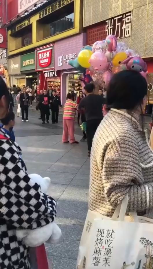 湖南有城管以粗暴手法刺破小贩的气球。 湖南有城管以粗暴手法刺破小贩的气球。