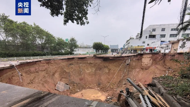 工地塌陷现场。央视 工地塌陷现场。央视