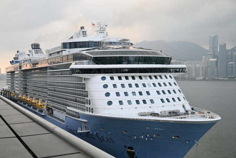 由上海出发、接载大约4900名乘客的大型邮轮“海洋光谱号”,今日(6日)早上停泊启德邮轮码头。 钟健华摄 由上海出发、接载大约4900名乘客的大型邮轮“海洋光谱号”,今日(6日)早上停泊启德邮轮码头。 钟健华摄