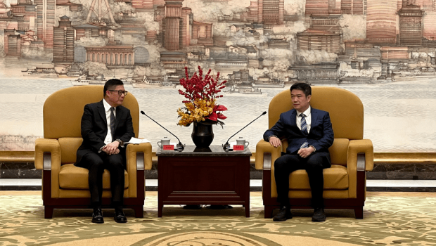 保安局局长邓炳强(左)与上海市副市长、公安局局长张亚宏(右)会面。 保安局局长邓炳强(左)与上海市副市长、公安局局长张亚宏(右)会面。