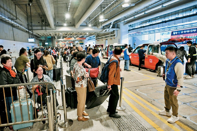 「海洋光谱号」旅客落船后,现场有数十辆的士等候。 「海洋光谱号」旅客落船后,现场有数十辆的士等候。