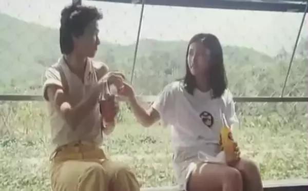 《山狗》几名年轻人去狗牙山露营而遇上「山狗」,男的惨死,女的被轮奸。 《山狗》几名年轻人去狗牙山露营而遇上「山狗」,男的惨死,女的被轮奸。