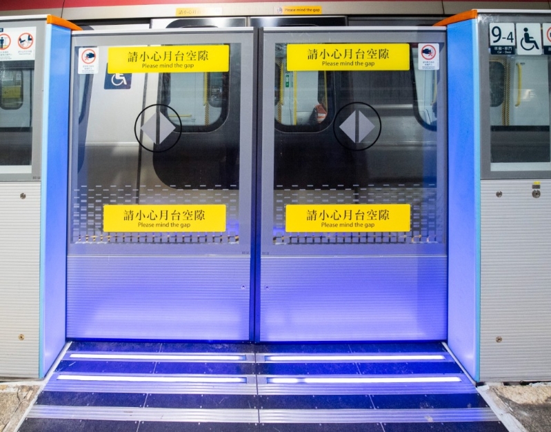 月台边缘加装设有LED灯带钢板,当列车到达、车门及闸门开启前, LED 灯带会亮起 月台边缘加装设有LED灯带钢板,当列车到达、车门及闸门开启前, LED 灯带会亮起