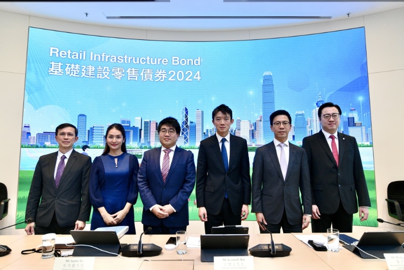 左起: 发展局首席助理秘书长(项目推展及策略)冯耀文,财经事务及库务局首席助理秘书长(库务及工务)贺颖君,财经事务及库务局首席助理秘书长(财经事务)杜奕霆,香港金管局助理总裁(外事) 许怀志,滙丰银行大中华市场外汇固收交易部主管黄子卓,中银香港个金产品总经理周国昌 左起: 发展局首席助理秘书长(项目推展及策略)冯耀文,财经事务及库务局首席助理秘书长(库务及工务)贺颖君,财经事务及库务局首席助理秘书长(财经事务)杜奕霆,香港金管局助理总裁(外事) 许怀志,滙丰银行大中华市场外汇固收交易部主管黄子卓,中银香港个金产品总经理周国昌