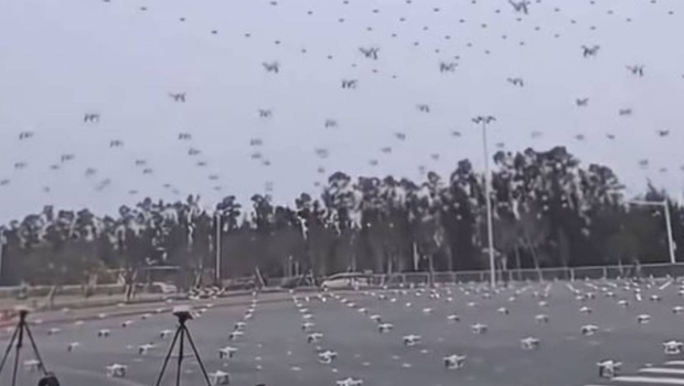 内地大规模无人机表演日趋普及。 内地大规模无人机表演日趋普及。