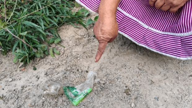 大妈为捡塑料水瓶卖钱,竟放火烧山。 大妈为捡塑料水瓶卖钱,竟放火烧山。