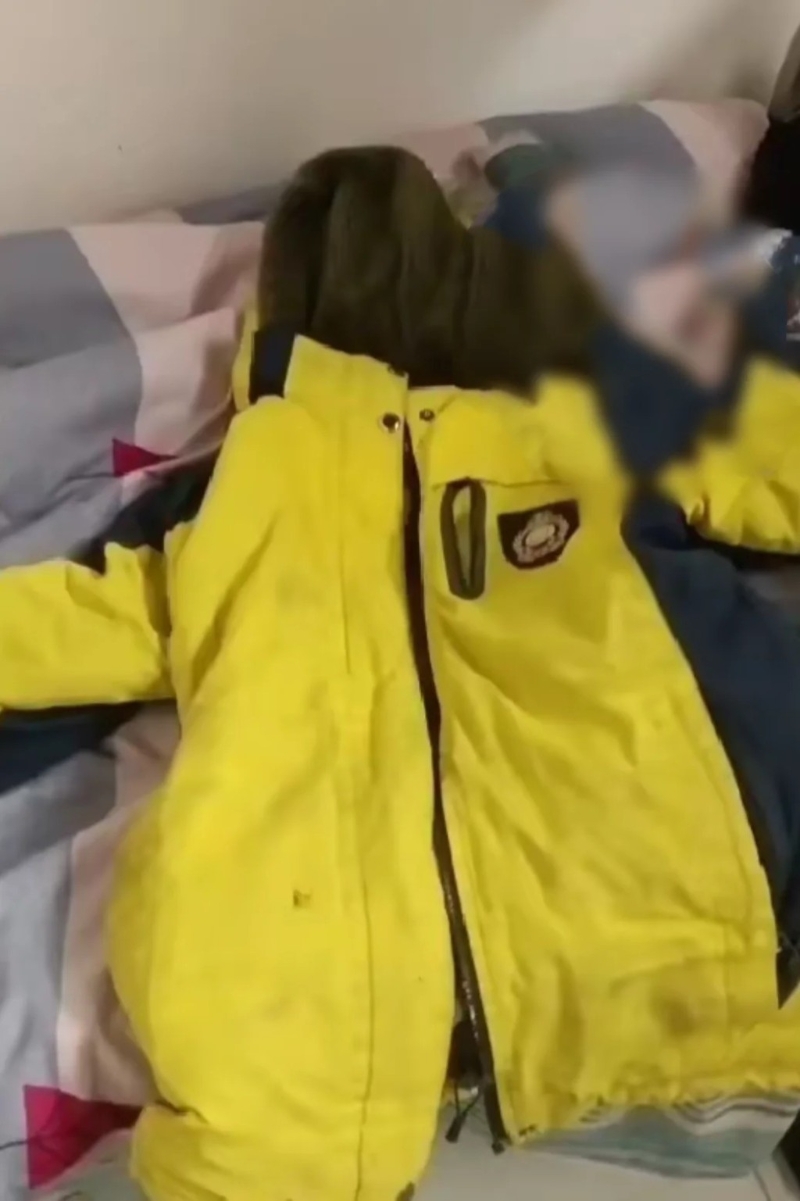 河南有网民揭发儿子小学时的冬季校服,疑是用「黑心碎布」做内里。 河南有网民揭发儿子小学时的冬季校服,疑是用「黑心碎布」做内里。