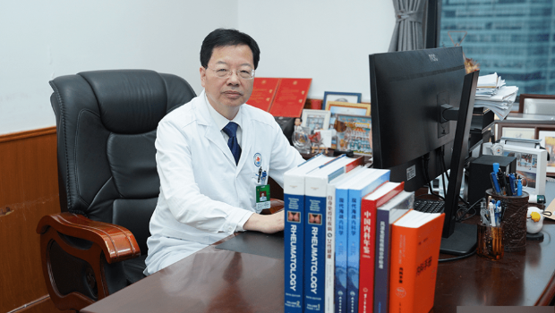 海军军医大学风湿病专家徐沪济。微博 海军军医大学风湿病专家徐沪济。微博