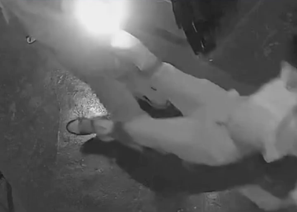 监控画面,事主被拉扯拖地而行。 监控画面,事主被拉扯拖地而行。