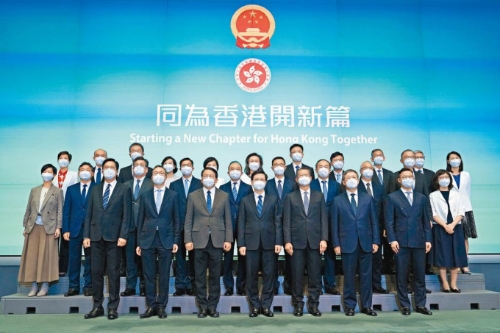 每年政府在问责官员的薪金支出,已达超过一亿元。 每年政府在问责官员的薪金支出,已达超过一亿元。