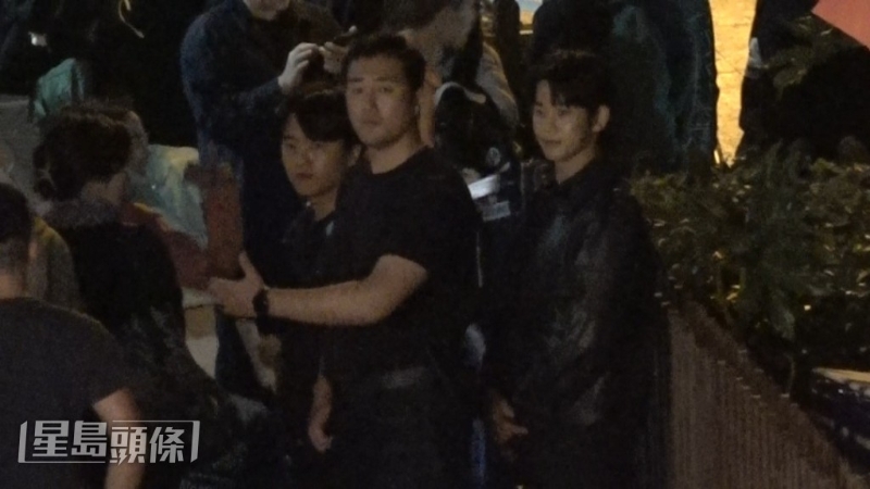 期间保镳叫金秀贤埋墙靠边站,有途人路过时,保镳都会挡在他面前。 期间保镳叫金秀贤埋墙靠边站,有途人路过时,保镳都会挡在他面前。