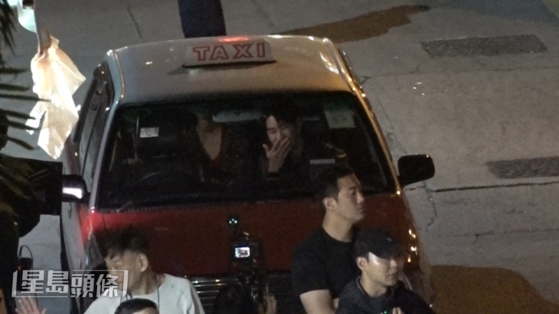 虽然是争执戏,但金秀贤拍摄期间和其他演员有讲有笑。 虽然是争执戏,但金秀贤拍摄期间和其他演员有讲有笑。