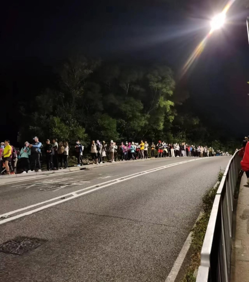 日前,有小红书博主分享过百人在大东山轮候巴士等待下山,更加表示人龙中“大部份都是深圳的山友”,人龙非常夸张。 日前,有小红书博主分享过百人在大东山轮候巴士等待下山,更加表示人龙中“大部份都是深圳的山友”,人龙非常夸张。