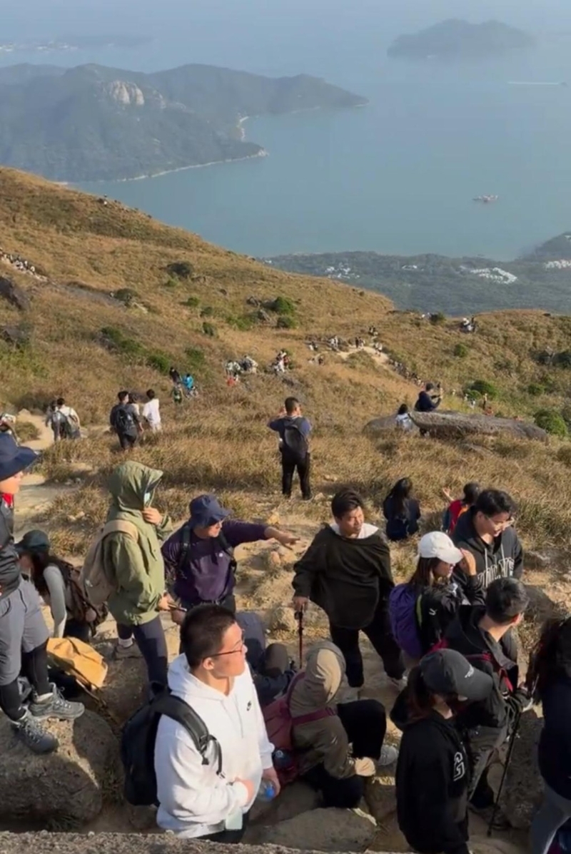 在其著名景点跳板石附近,有人表示排队最少需要1.5小时,只为了拍下一张「人生照片」。(图片来源:McLovin@小红书) 在其著名景点跳板石附近,有人表示排队最少需要1.5小时,只为了拍下一张「人生照片」。(图片来源:McLovin@小红书)