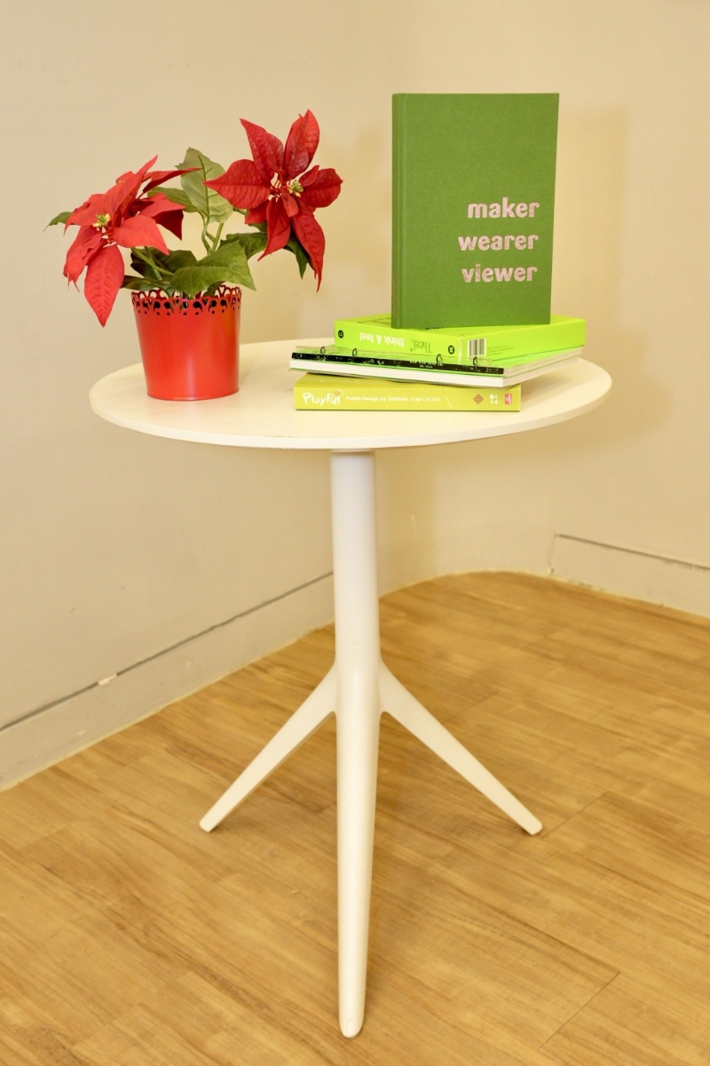 在派对场地找一个地方做最吸睛的布置,可以是圣诞花,甚至利用家中现成物品堆砌出打卡位。 在派对场地找一个地方做最吸睛的布置,可以是圣诞花,甚至利用家中现成物品堆砌出打卡位。