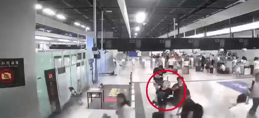 女子手持行李箱在西九龙过关入境内地。 女子手持行李箱在西九龙过关入境内地。