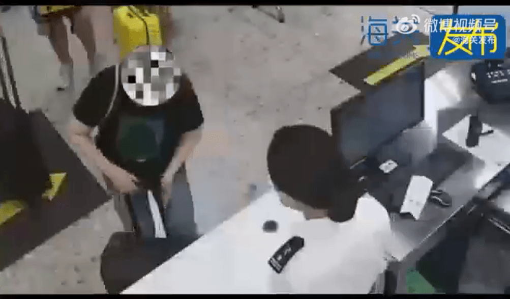 女子行李箱过X光检测机时被发现有大量金饰,被关员截查。 女子行李箱过X光检测机时被发现有大量金饰,被关员截查。