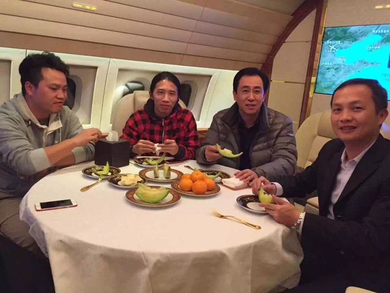 和其他私人飞机相比,许家印(右二)的飞机体积更大,营运成本更高。目前估值介乎2,500万至3,000万美元(约1.95亿至2.34亿港元)。 和其他私人飞机相比,许家印(右二)的飞机体积更大,营运成本更高。目前估值介乎2,500万至3,000万美元(约1.95亿至2.34亿港元)。