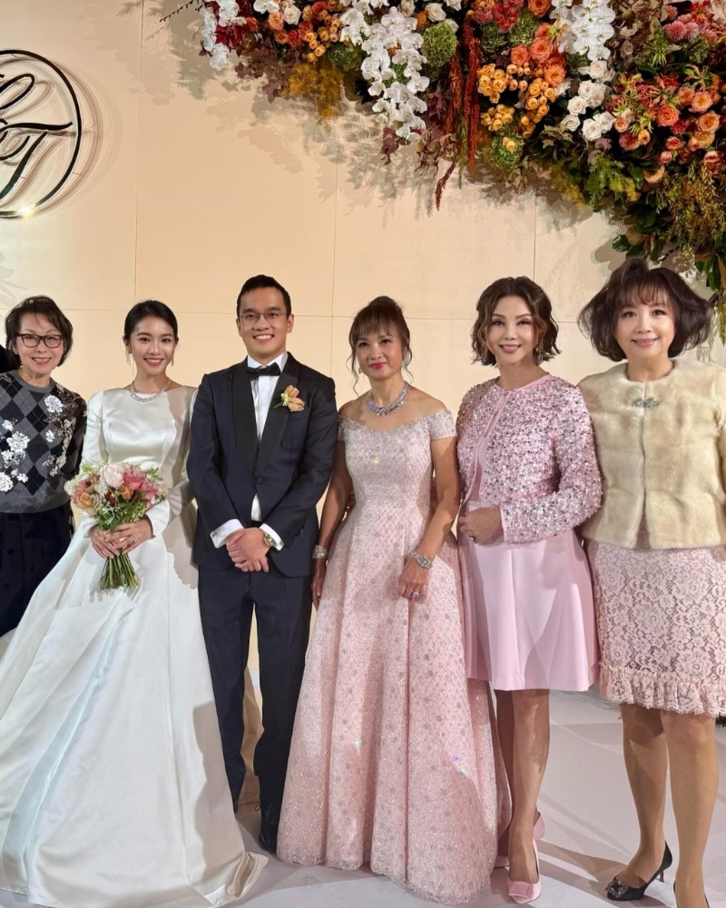 谢玲玲与一对新人合照。 谢玲玲与一对新人合照。