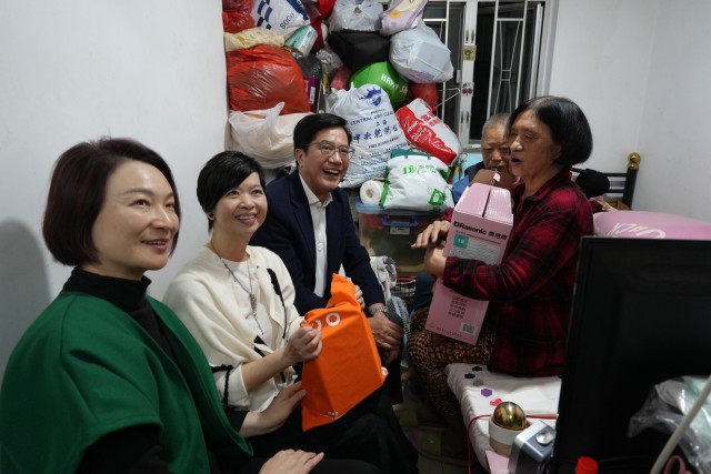 黄伟纶与何永贤及李慧琼等,到土瓜湾探访分间单位住户。 何永贤FB 黄伟纶与何永贤及李慧琼等,到土瓜湾探访分间单位住户。 何永贤FB