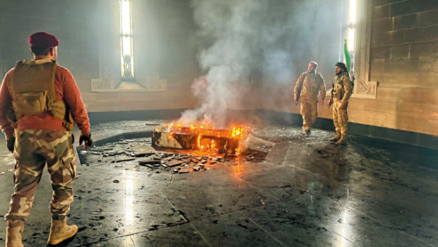 叙利亚反对派焚烧巴沙尔父亲坟墓 叙利亚反对派焚烧巴沙尔父亲坟墓