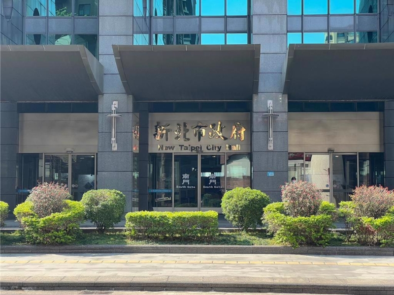 板桥某初中11天2起坠楼案,学生怒吼要求换校长,对此教育局表示2案无关联。 板桥某初中11天2起坠楼案,学生怒吼要求换校长,对此教育局表示2案无关联。